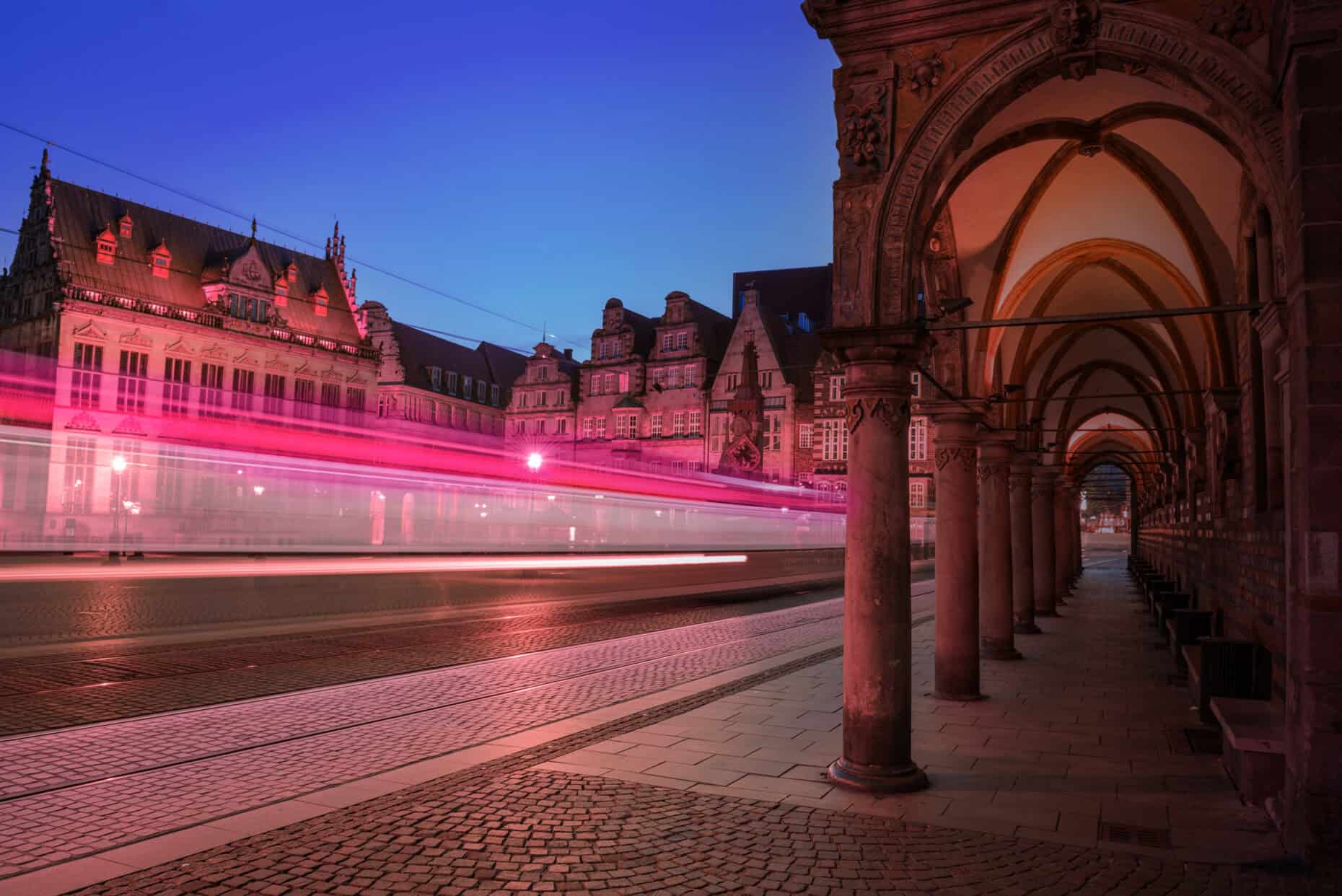 Aufnahme mit Langzeitbelichtung vom Marktplatz Bremen mit alten Gebäuden.