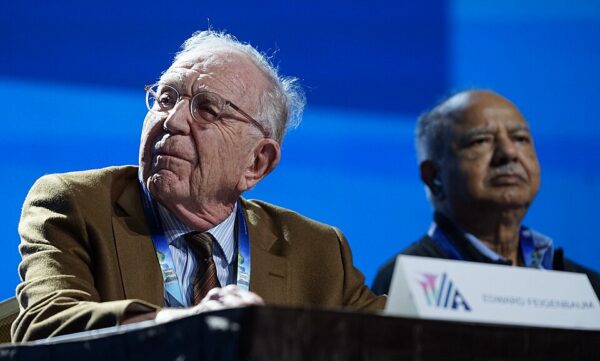 Ein Mann auf einer Pressekonferenz.