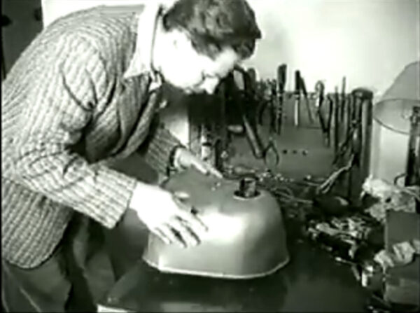 Ein Mann und ein kleiner Roboter.