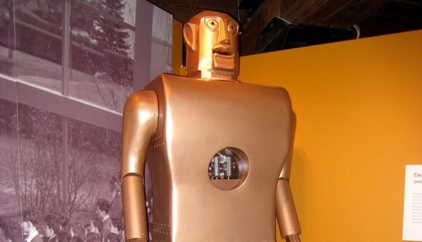 Ein großer Roboter.