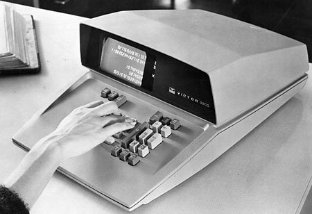 Ein alter Taschenrechner mit Display in Benutzung.